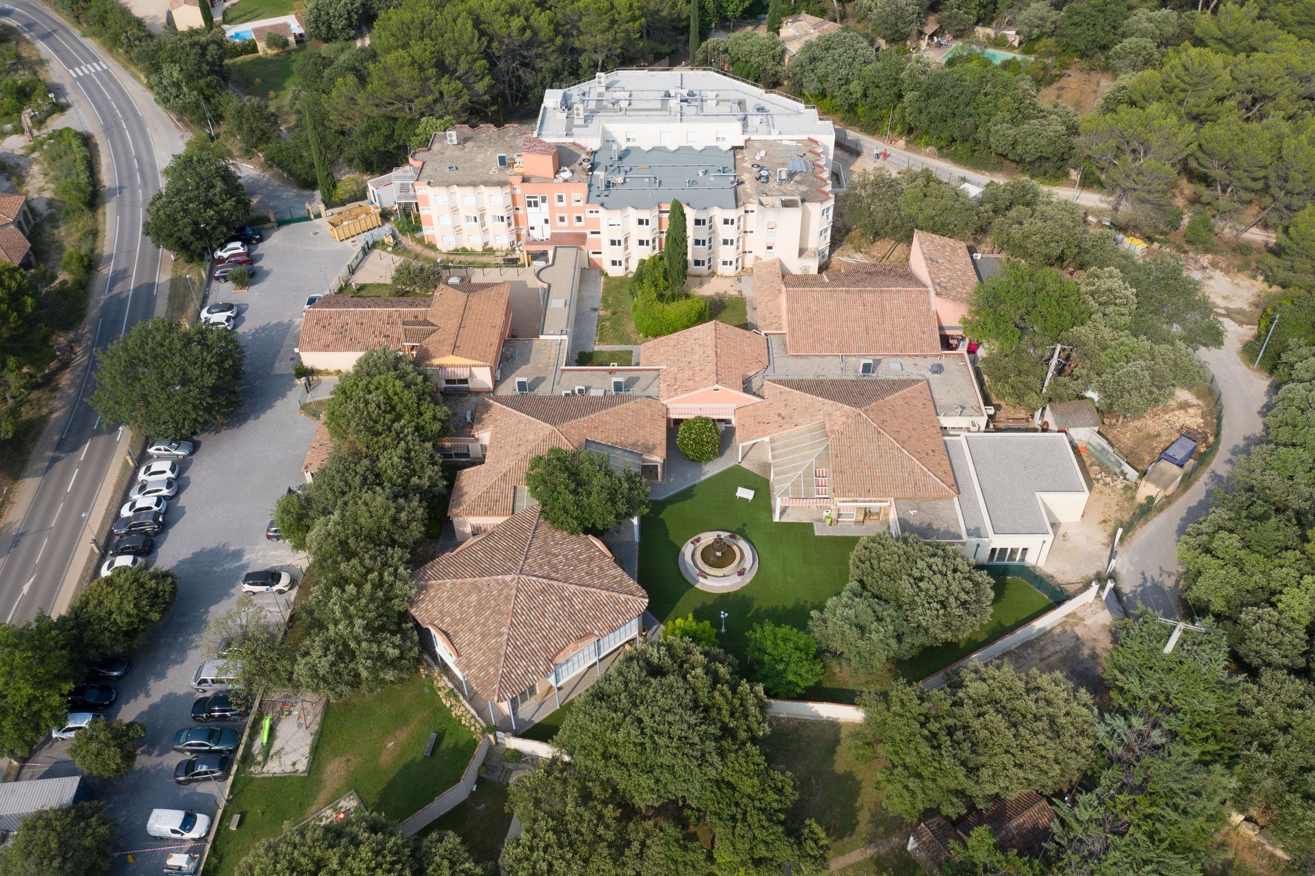 Vue aérienne de l'EHPAD l'Esterel : plusieurs bâtiments, une pelouse centrale et un parking.