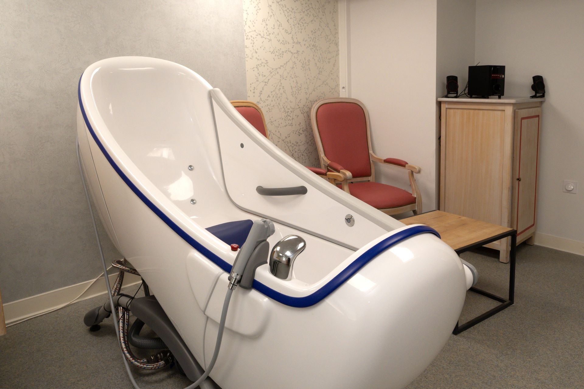 Une baignoire médicale dans une salle de balnéothérapie.