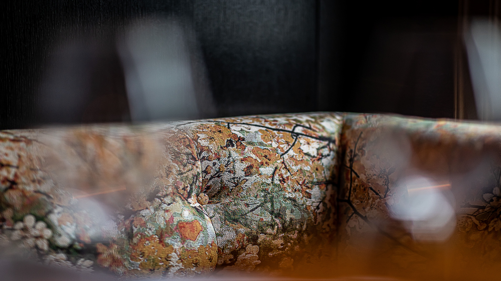 Close-up van een verweerde, veelkleurige stenen constructie mogelijk een detail van een gebouw.