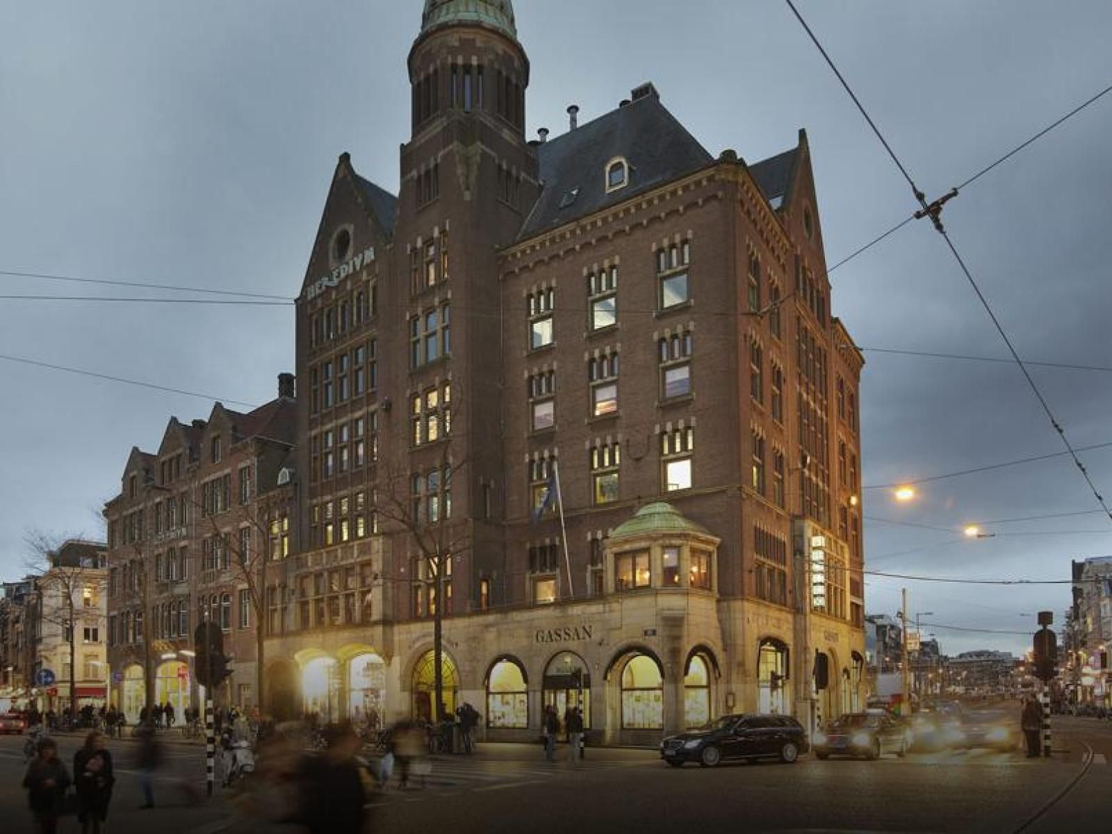 Een bruin bakstenen gebouw Hotel TwentySeven aan de Dam in Amsterdam