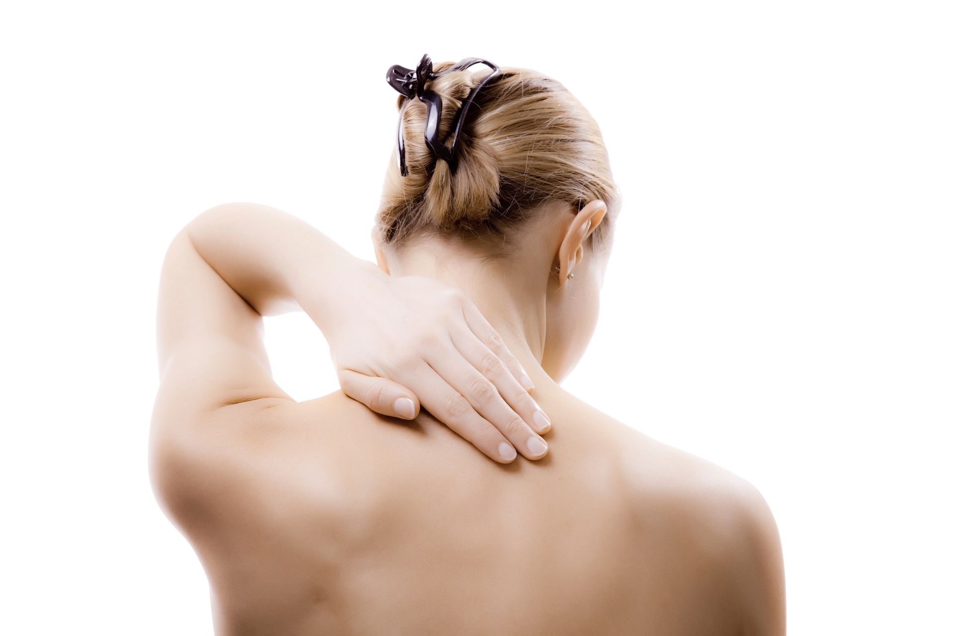 Mujer tocándose el hombro, indicando dolor. Vista posterior, piel desnuda, cabello claro recogido.