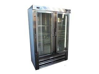 Refrigerador comercial de acero inoxidable de doble puerta con puertas de vidrio.