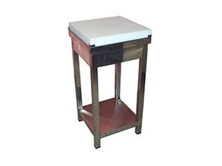 Mesa de carnicero de acero inoxidable con tapa blanca.