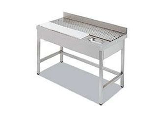 Estación de trabajo de barra comercial de acero inoxidable con tabla de cortar y depósito de hielo.