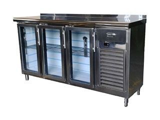 Refrigerador comercial de acero inoxidable con puertas de vidrio y encimera.