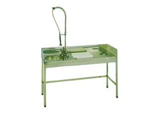 Mesa de aseo veterinaria de acero inoxidable con grifo de techo.