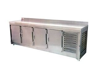 Refrigerador comercial de acero inoxidable con cuatro puertas y ventilación lateral.