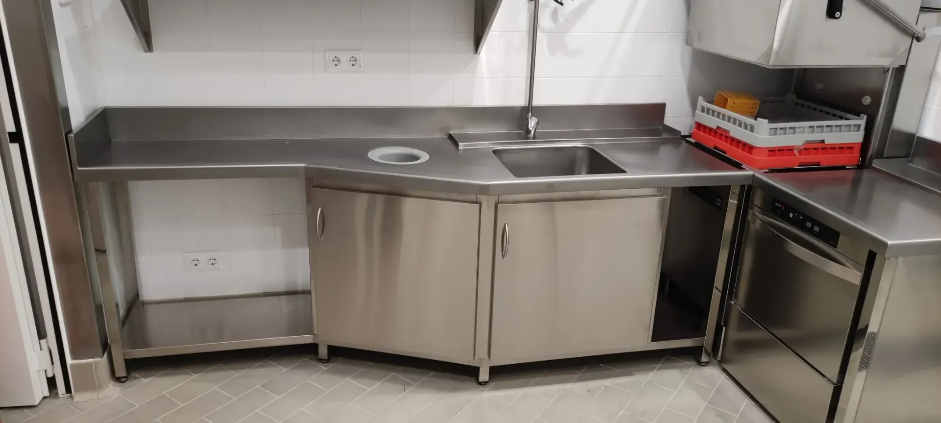 Fregadero y gabinetes de cocina comerciales de acero inoxidable.