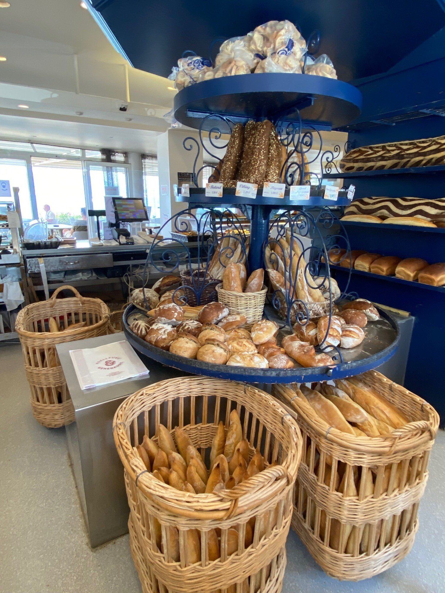 Boulangerie avec différents pains