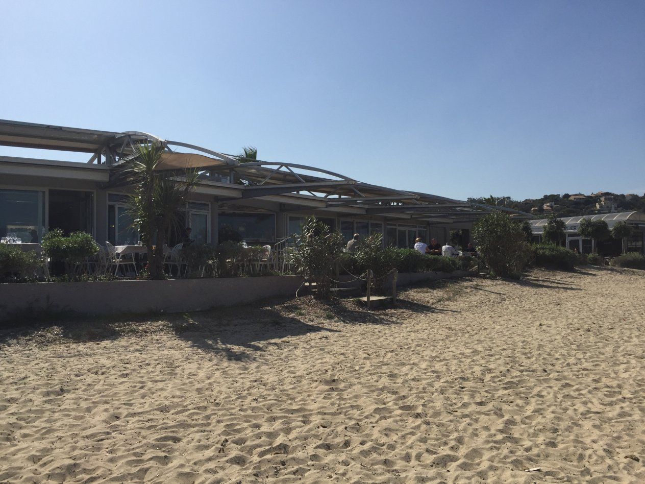 Plage, terrasse du restaurant