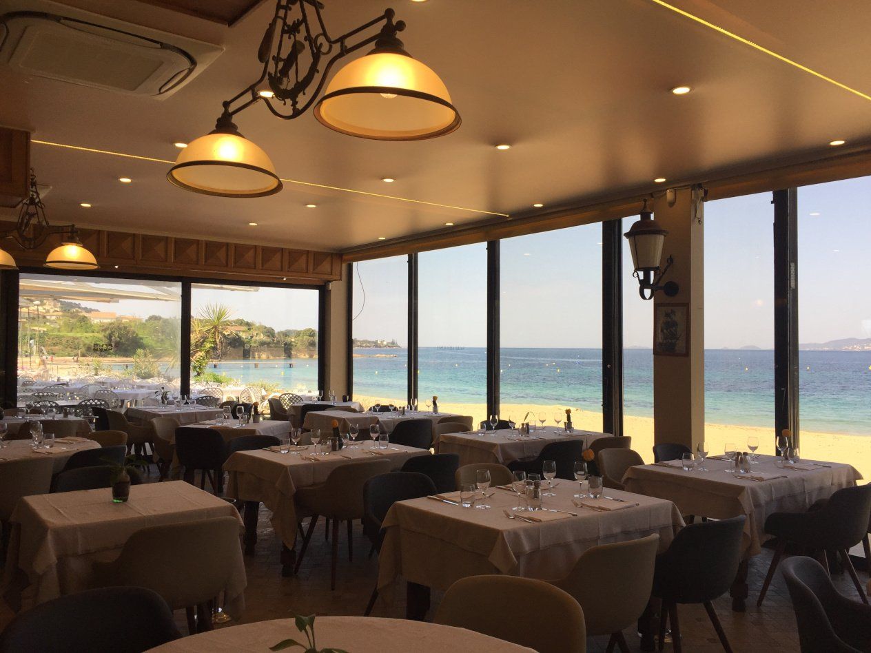 Salle intérieure avec la vue sur la plage
