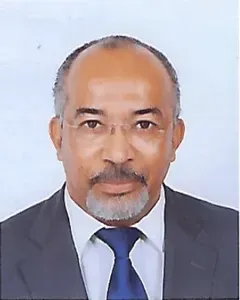 Um homem mais velho com barba grisalha usando gravata e terno azuis.