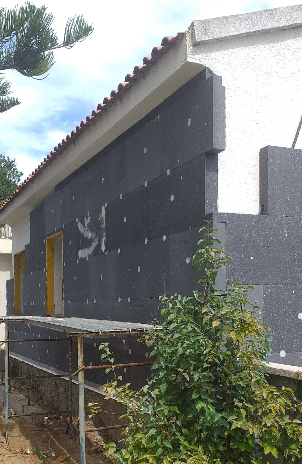 Panneaux d'isolation sur murs extérieurs d'une maison