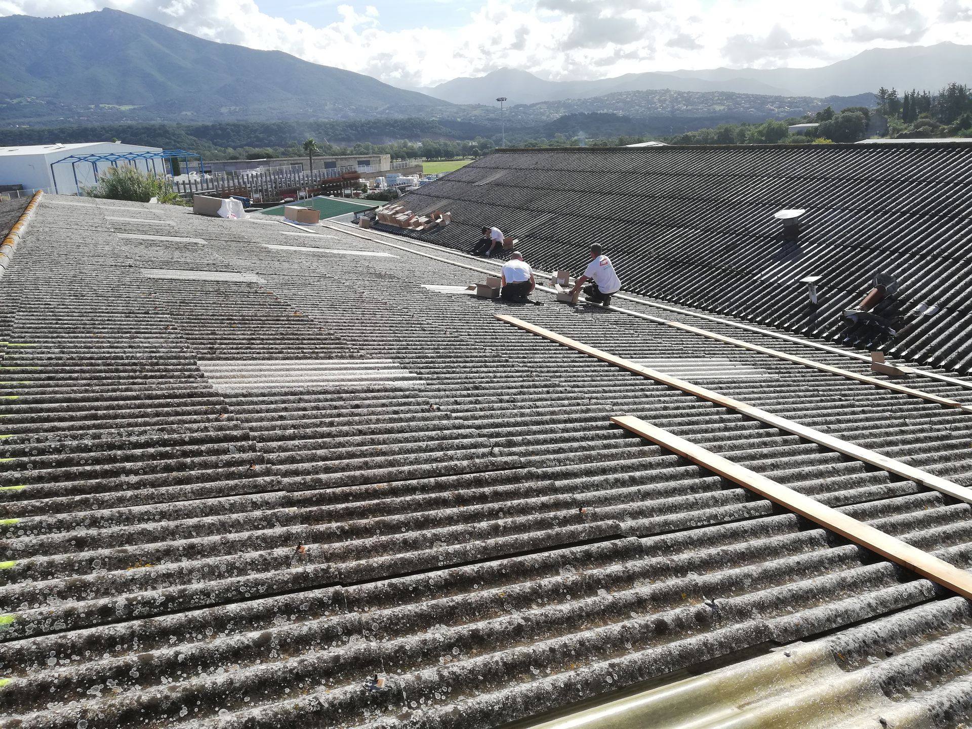 Des artisans de notre entreprise Technirenove sur un toit