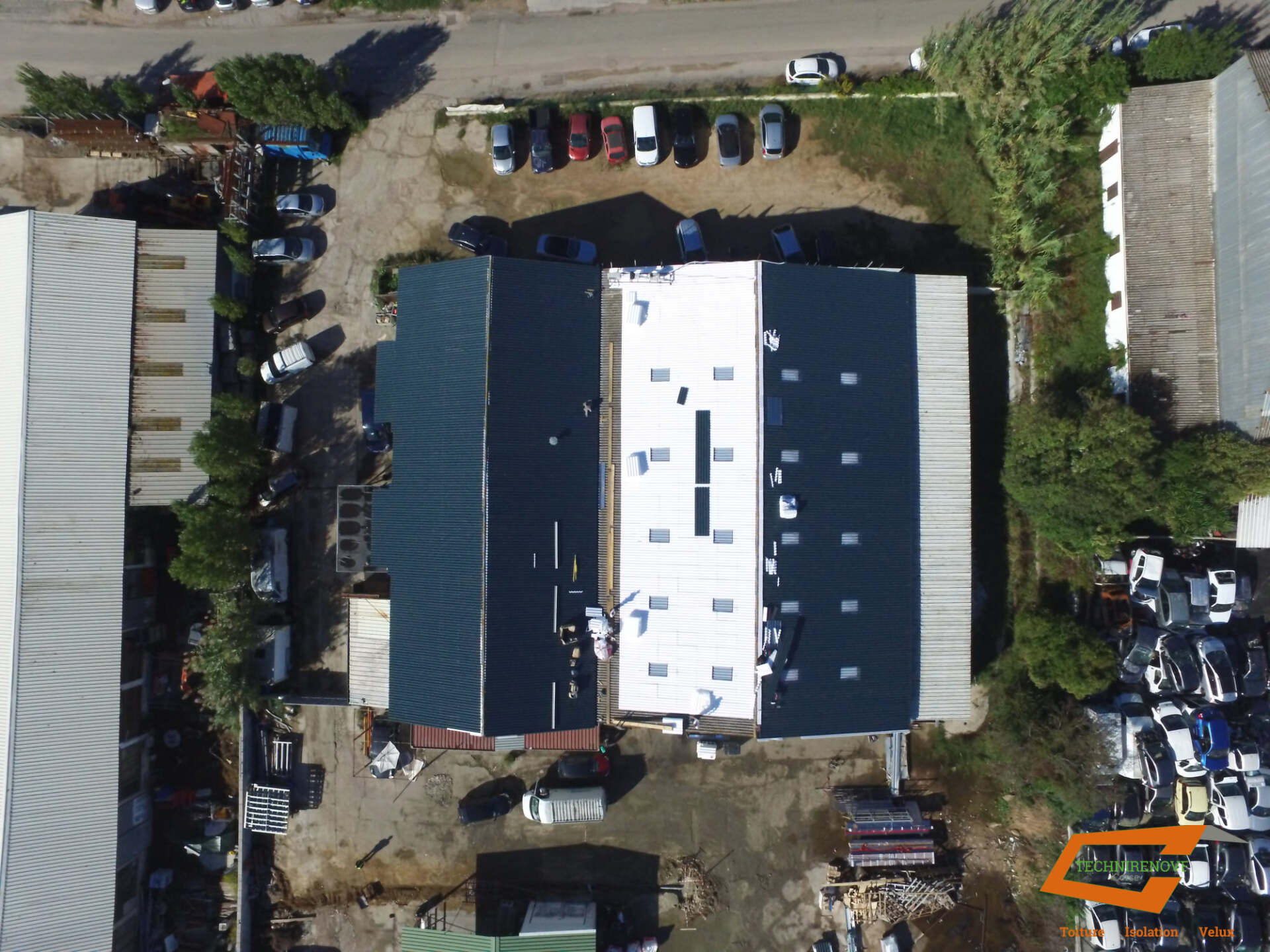 Artisans sur une toiture vue de haut