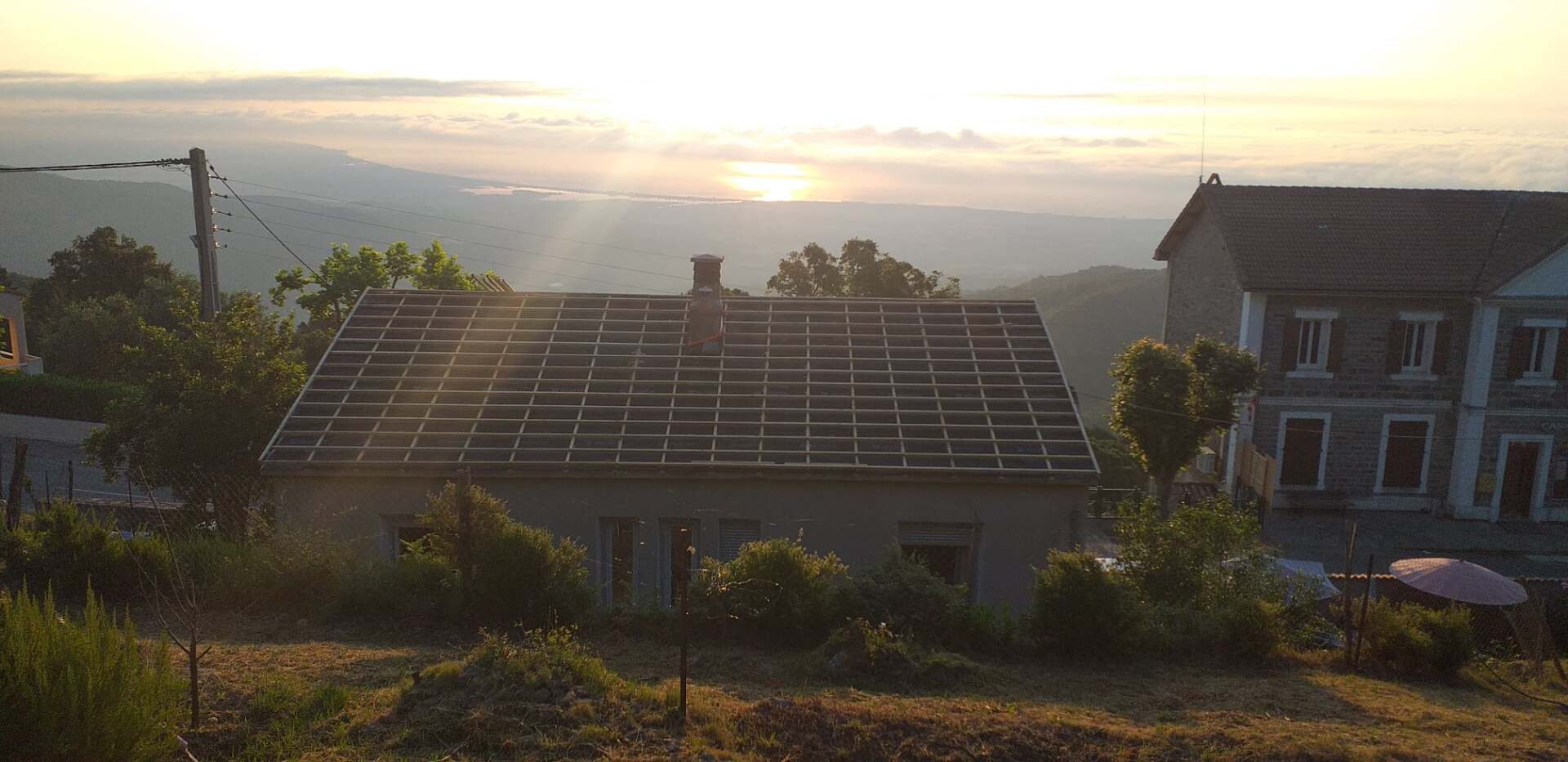 Charpente sur toiture et couché de soleil