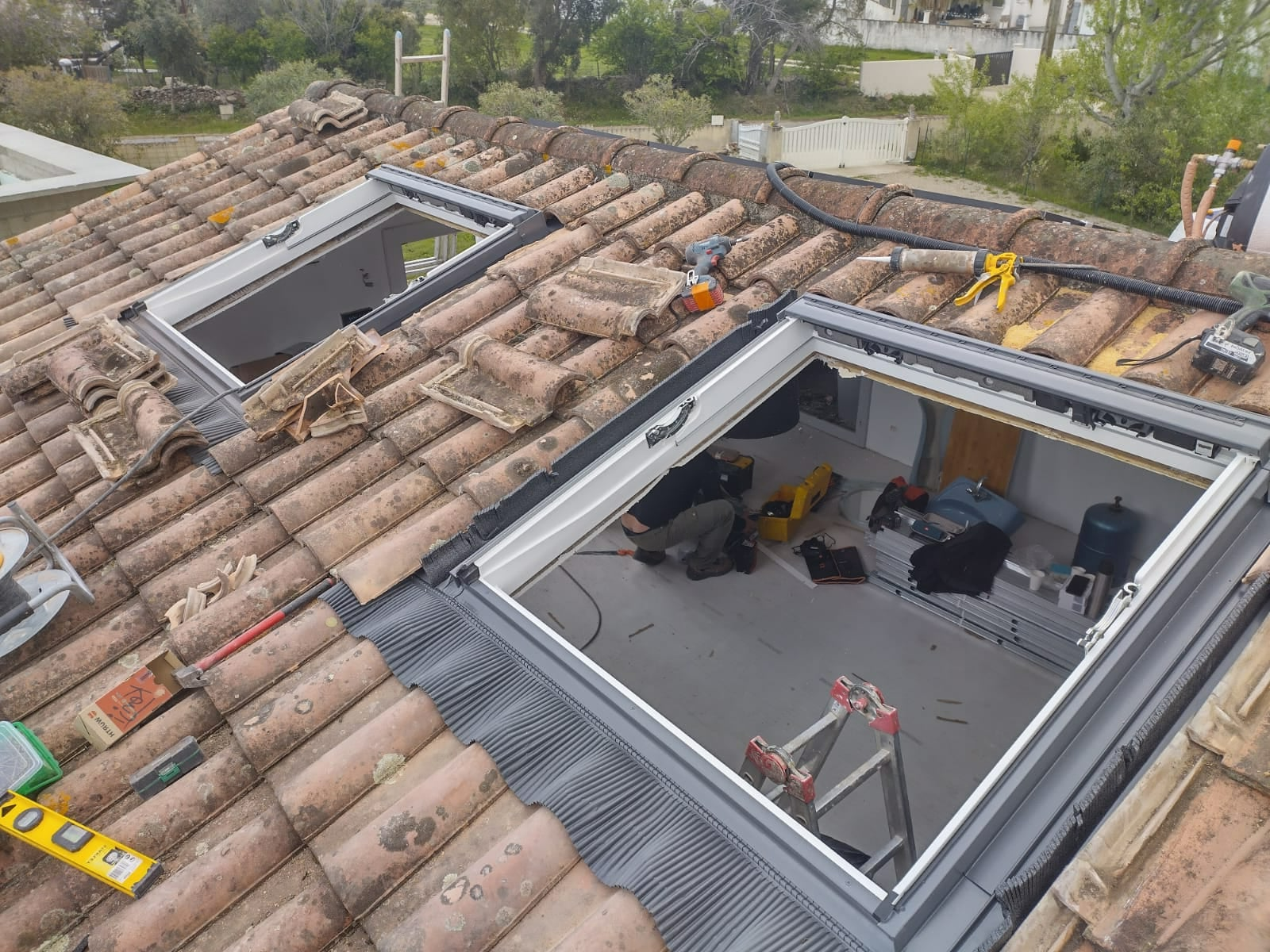 Deux cadres de fenêtre de toit