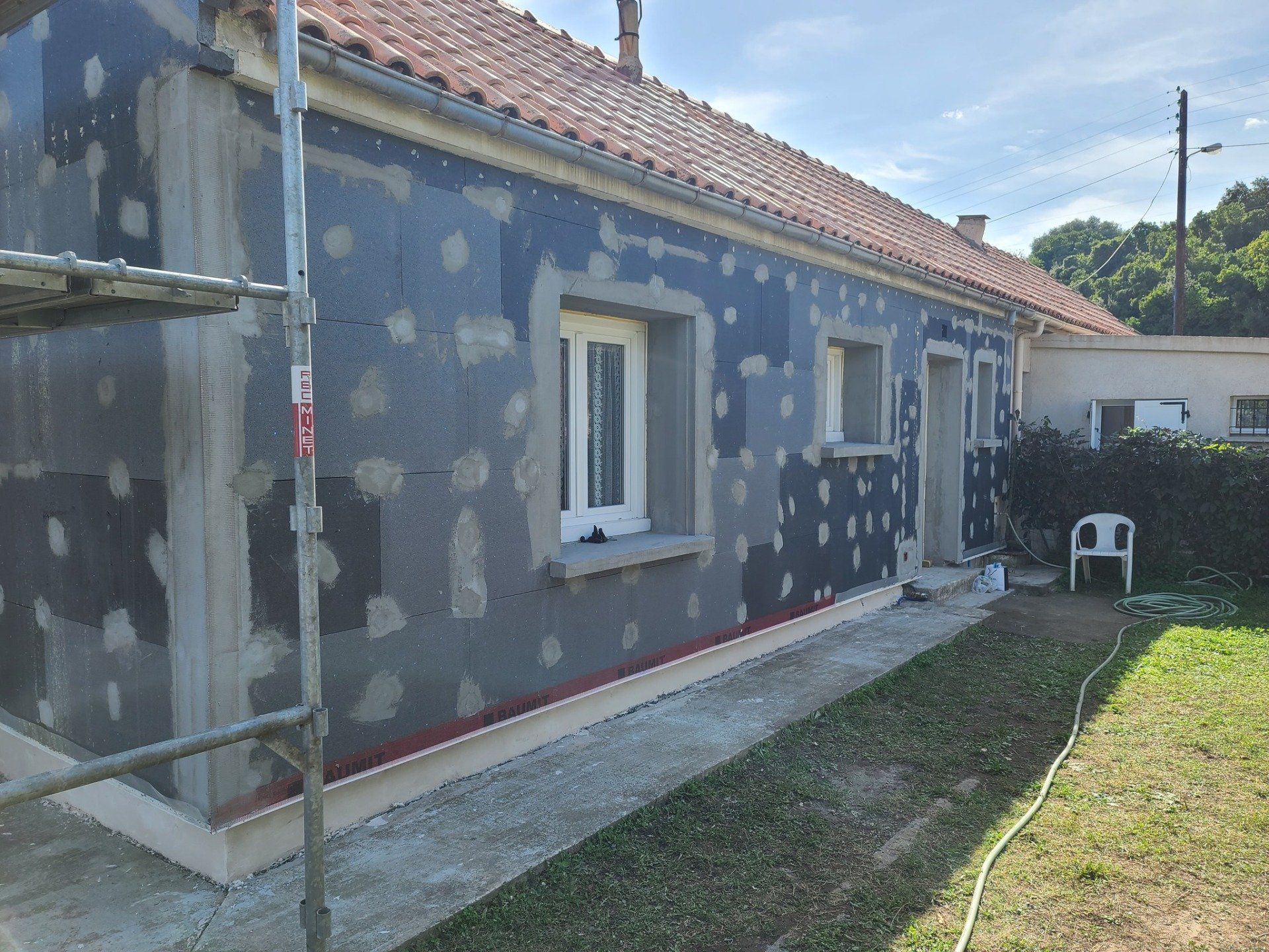 Des murs extérieurs isolés par des plaques isolantes noires