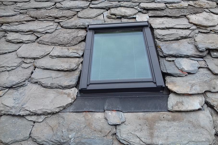 Velux® gris sur toiture en ardoise