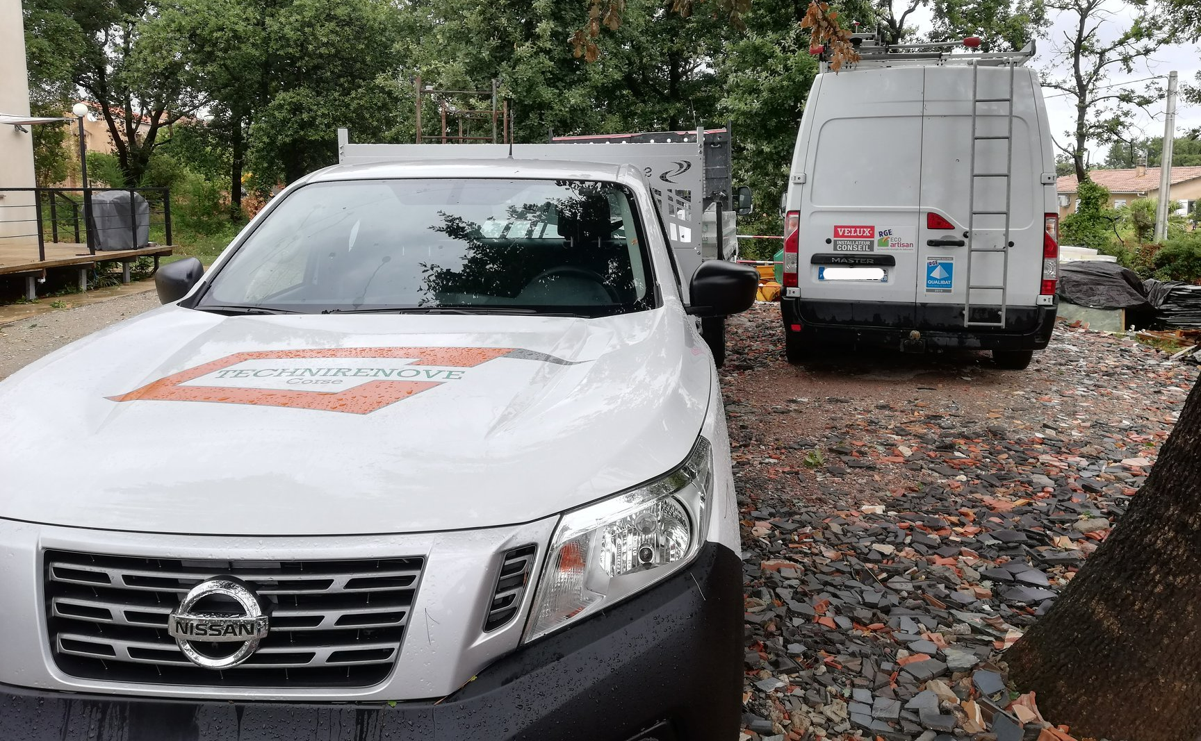 Deux camions blancs avec logos de certification RGE et installateur de VELUX