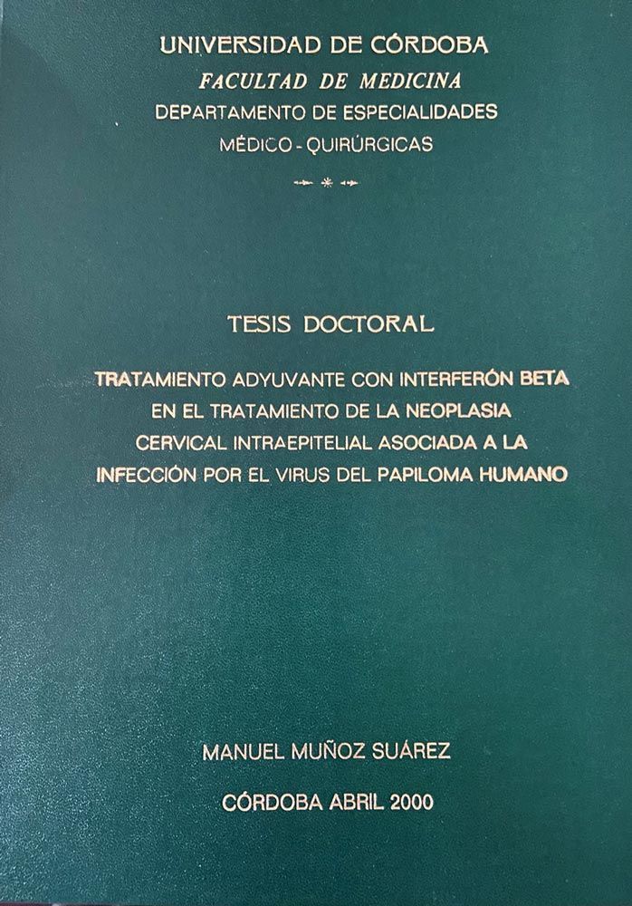Portada verde de una tesis doctoral. El texto en español aborda el tratamiento con interferón beta para la neoplasia intraepitelial cervical.