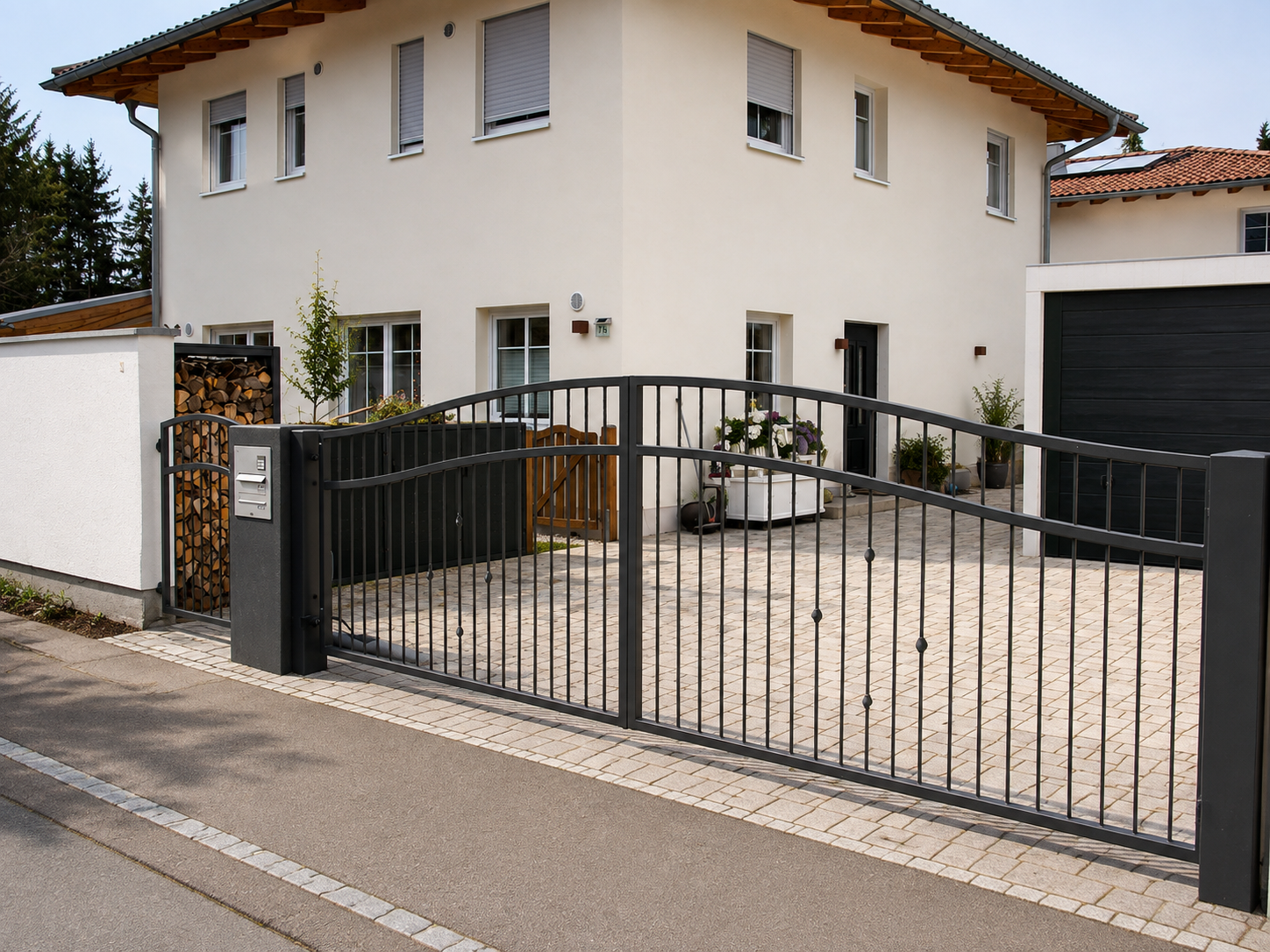 Schwarzes Metallgitter neben einer Glaswand, darunter Gras und Unkraut.