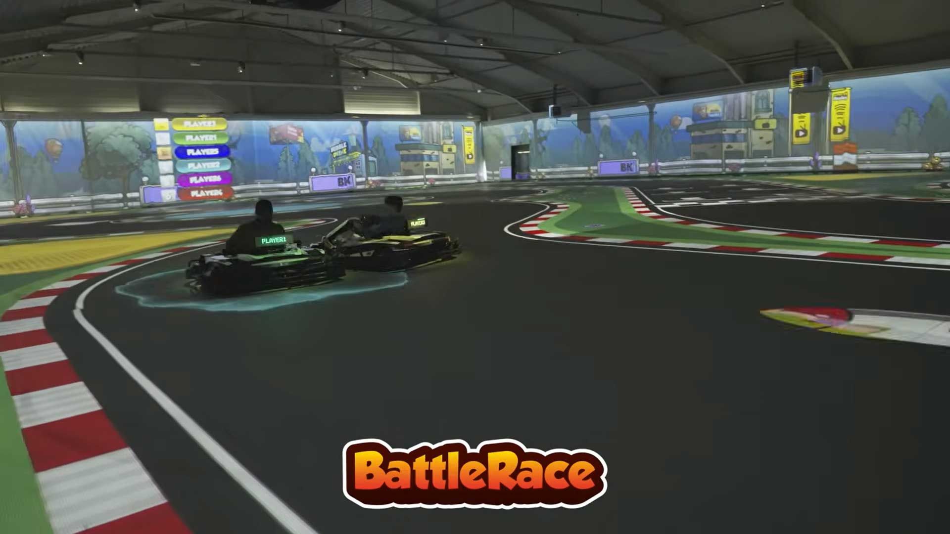 Ein Go-Kart-Fahrer rast auf einer Indoor-Strecke mit Bewegungsunschärfe auf die Kamera zu.