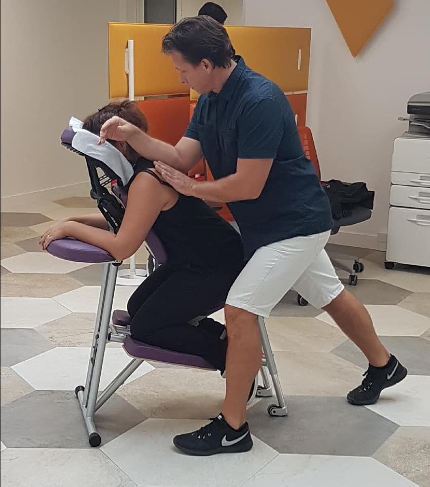 Un massage sur chaise dans une entreprise