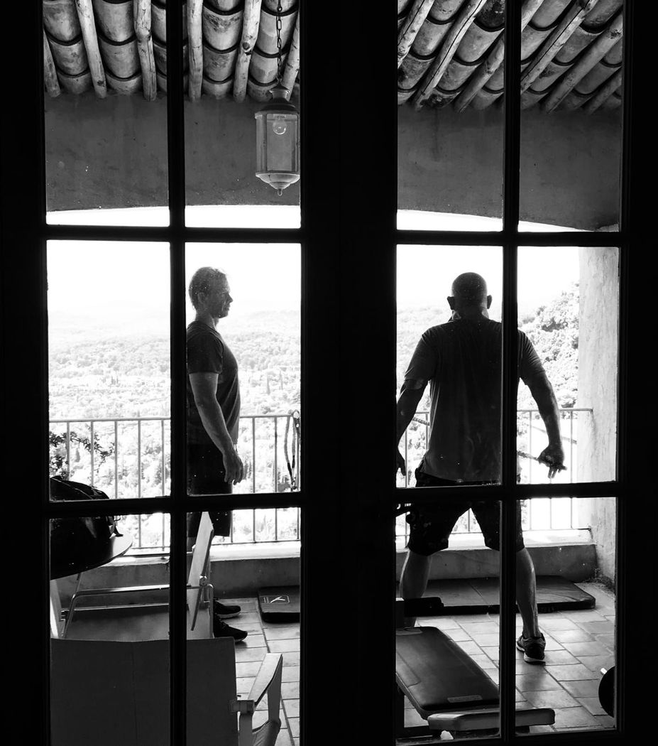 Un homme faisant des exercices avec son coach
