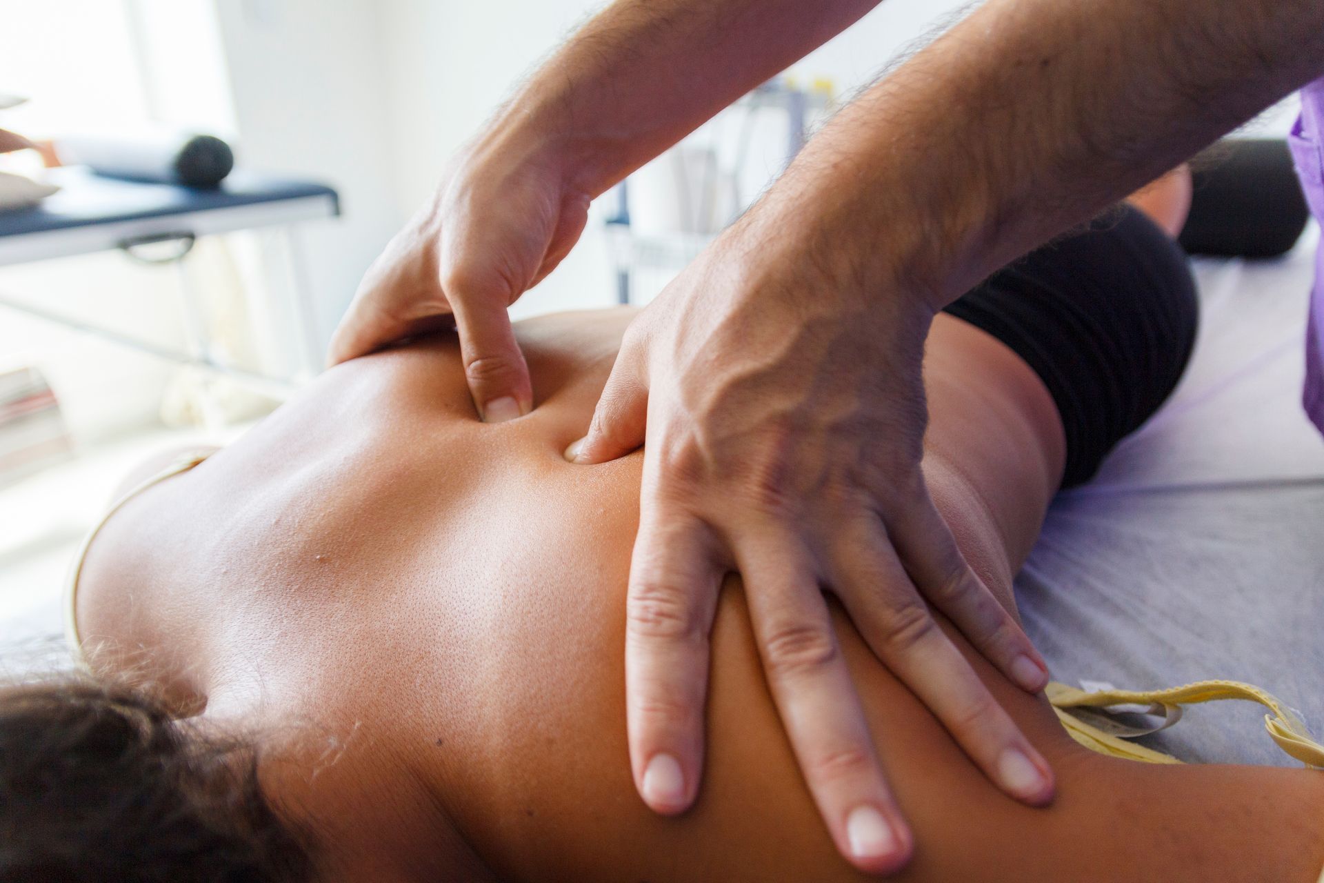 Une femme se faisant masser le dos