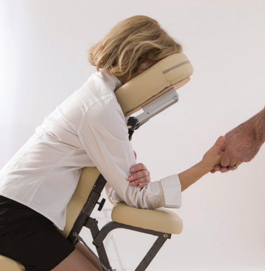 Une femme sur une chaise de massage