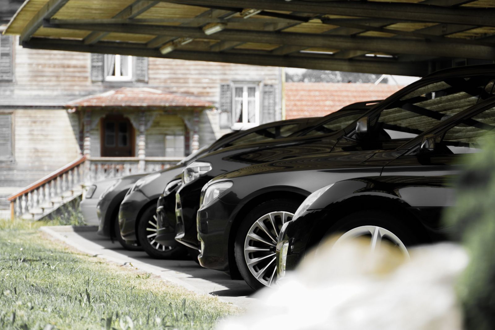 One Car AG - Frau übergibt Autoschlüssel an einen Mann