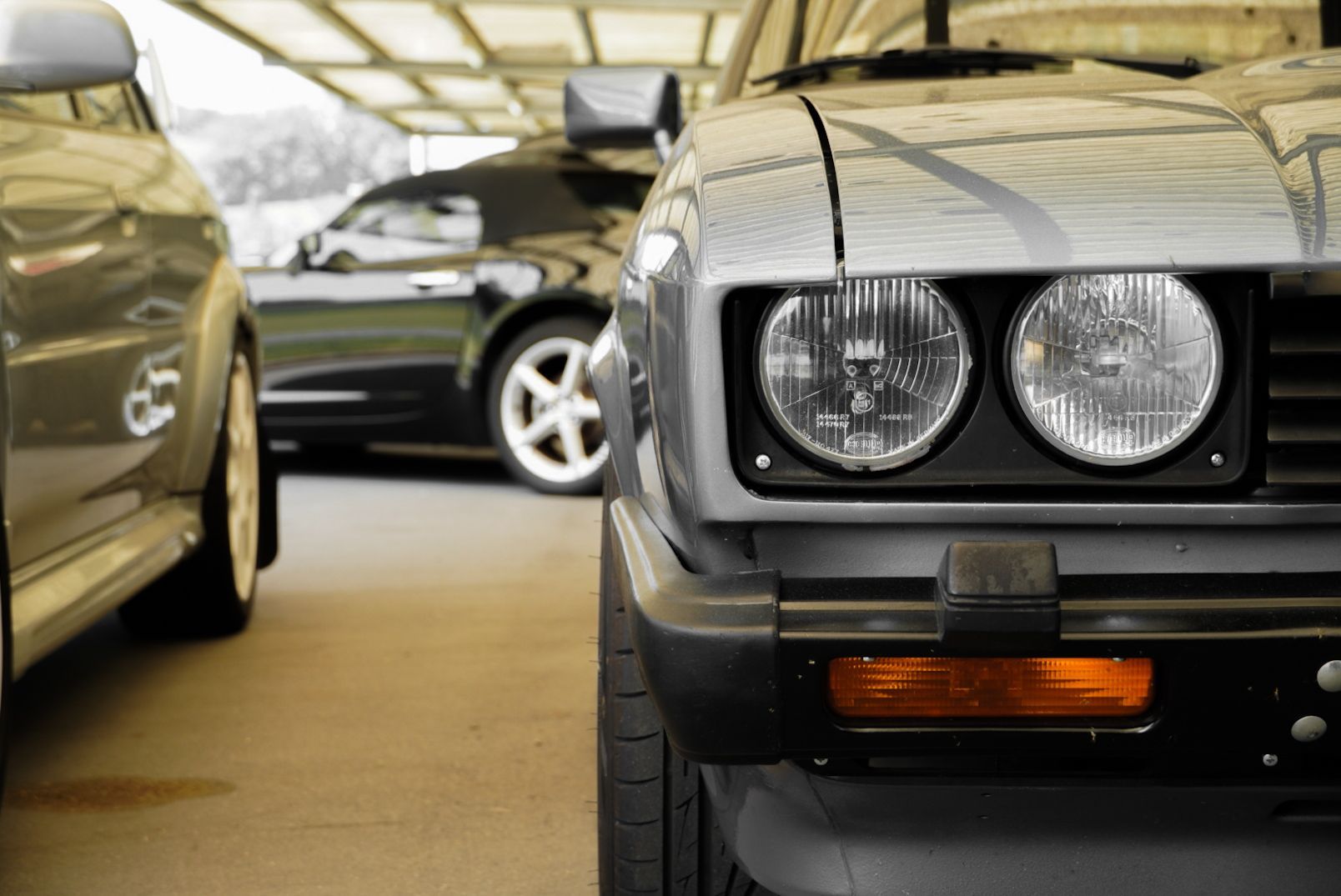 One Car AG - Mechaniker übergibt Autoschlüssel an einen Kunden