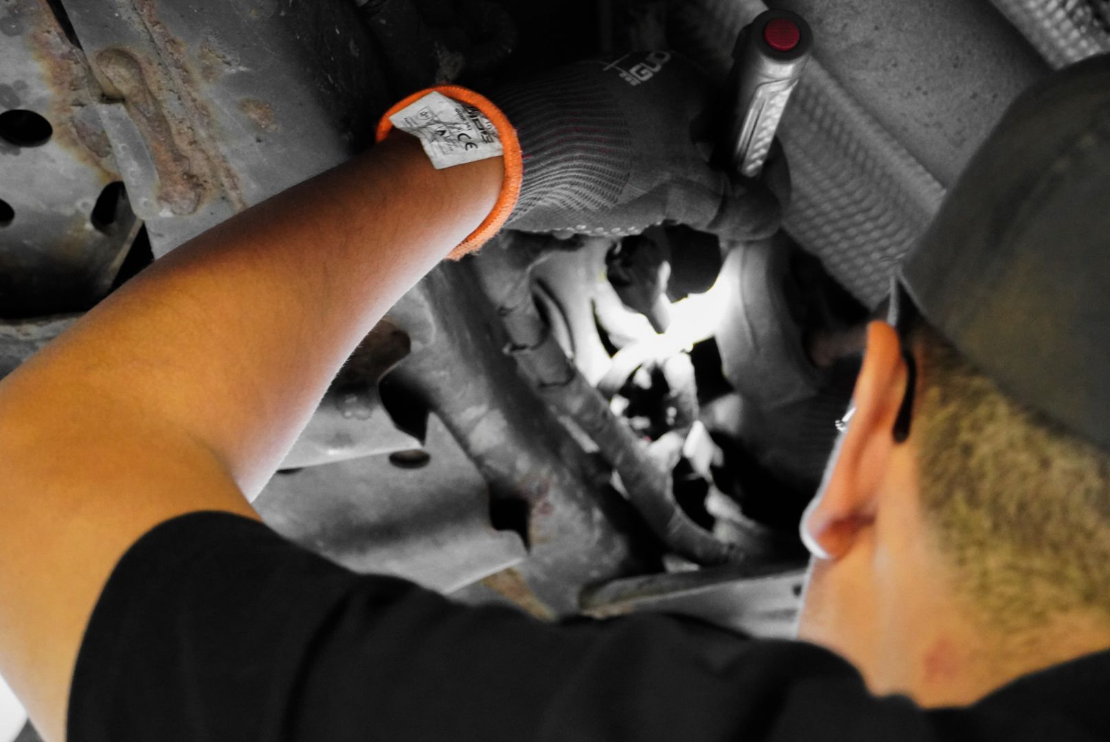 One Car AG - Automechaniker löst Muttern eines Rads