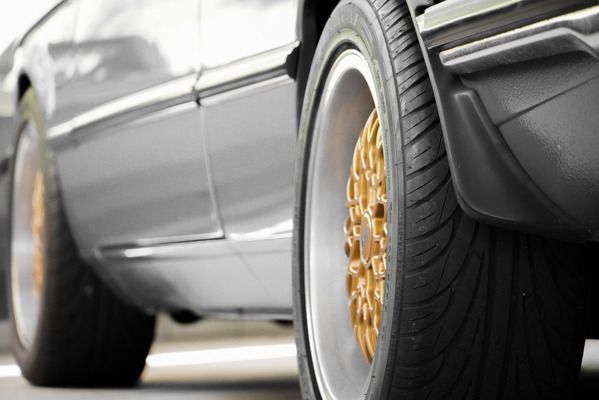 One Car AG - Silbernes Auto mit goldenen Felgen