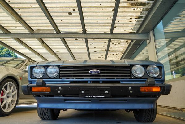 One Car AG - Alter Ford unter einem Wellblechdach