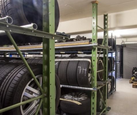 One Car AG - Reifenlager mit Regalen voller Autoreifen