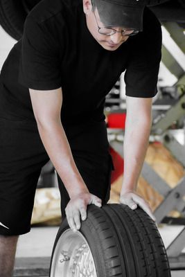 One Car AG - Mitarbeiter hebt einen Gegenstand