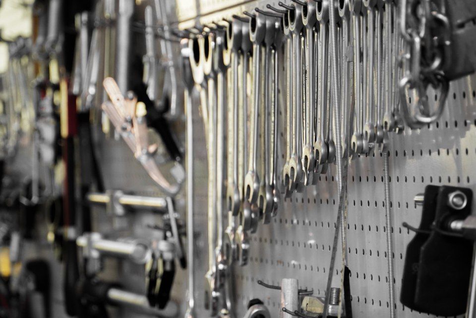 One Car AG - Werkzeugwand voller Schraubenschlüssel