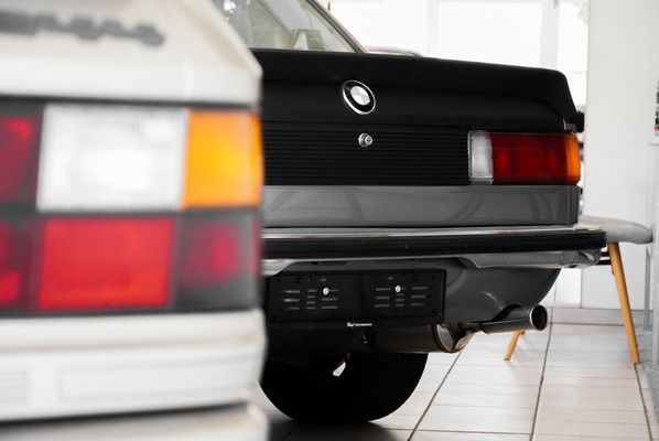 One Car AG - Rückleuchten mehrerer Autos im Fokus