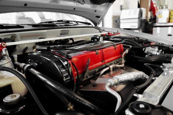 One Car AG - Geöffnete Motorhaube eines Fahrzeugs