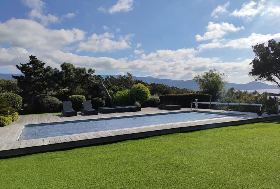 Piscine avec bordure en bois