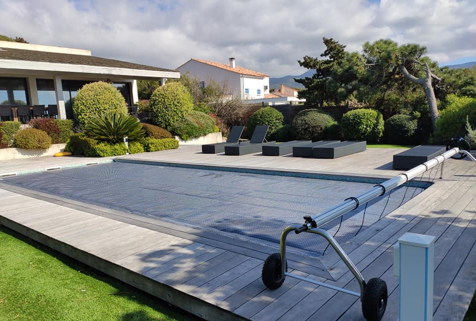 Piscine avec aménagement paysager