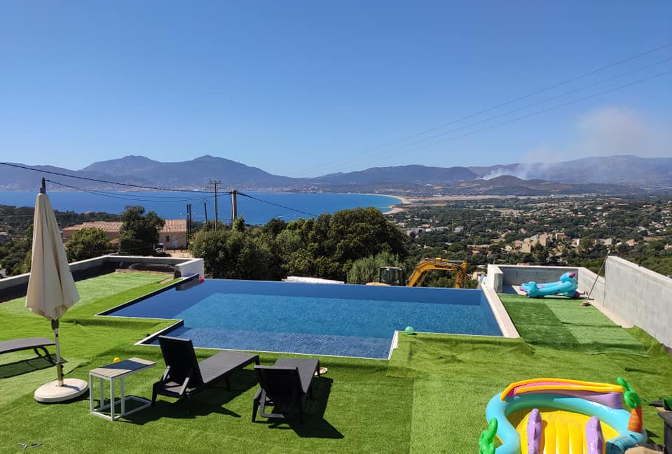 piscine à débordement vue sur baie