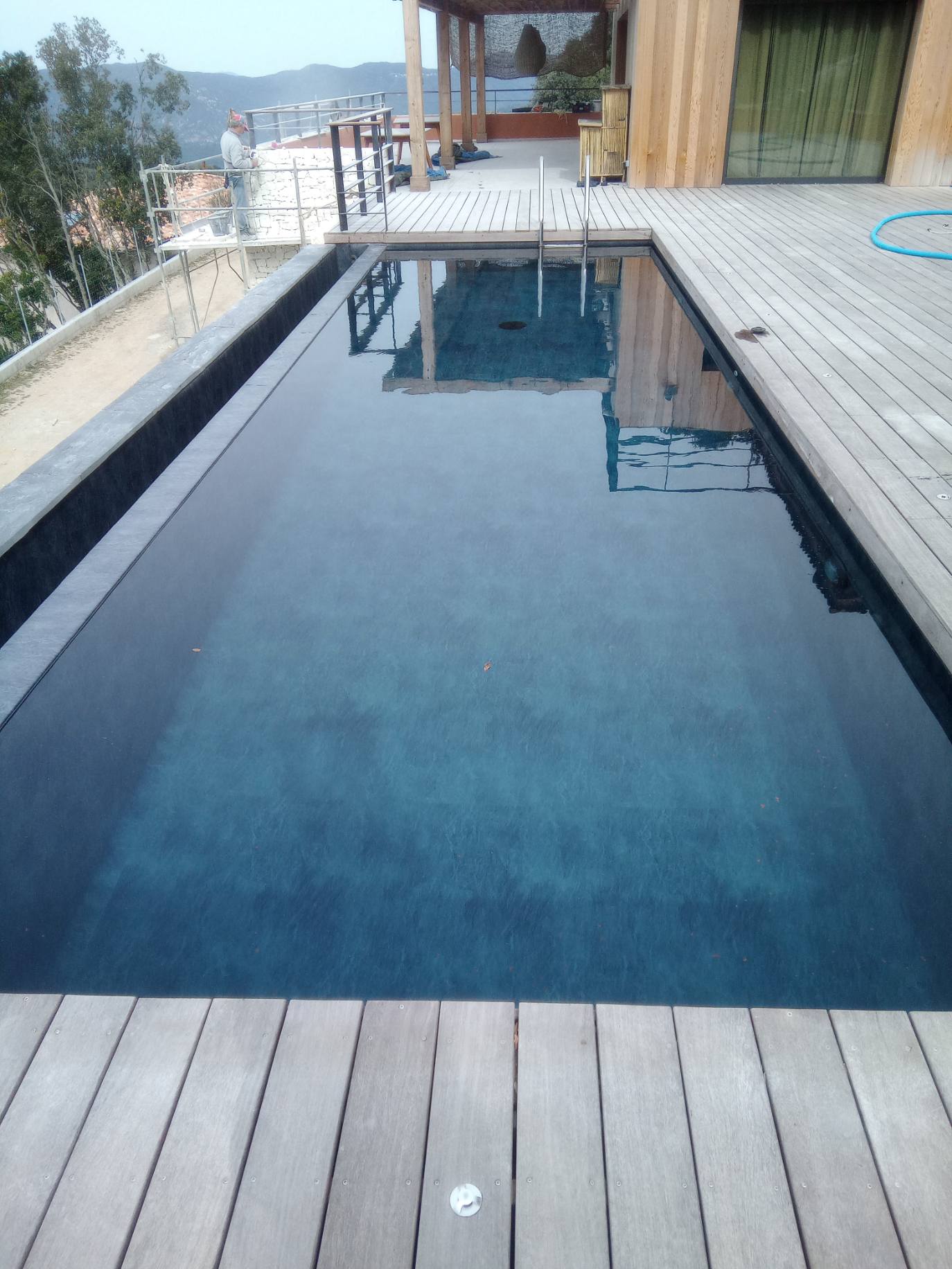 Piscine en eau d'un bleu pronfond