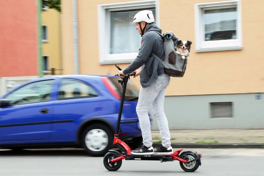 Mann fährt einen Roller