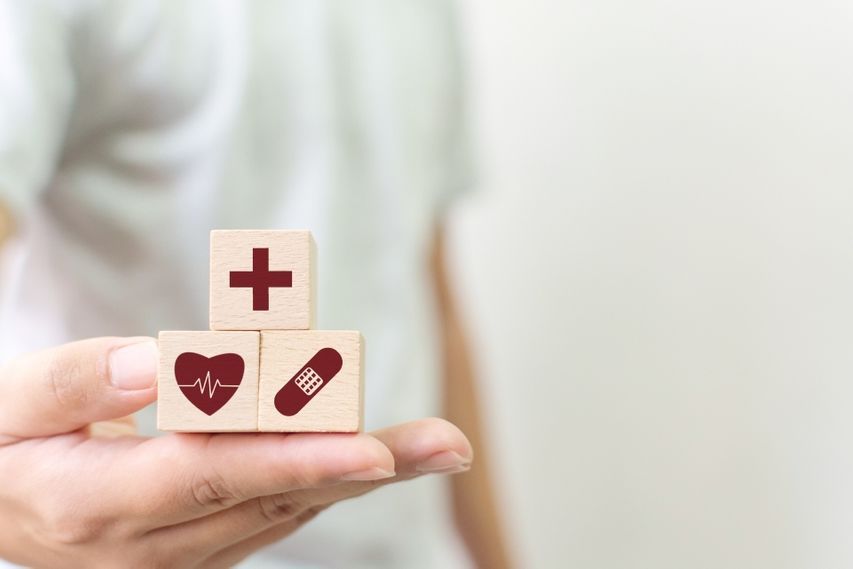 Hand mit drei Holzblöcken