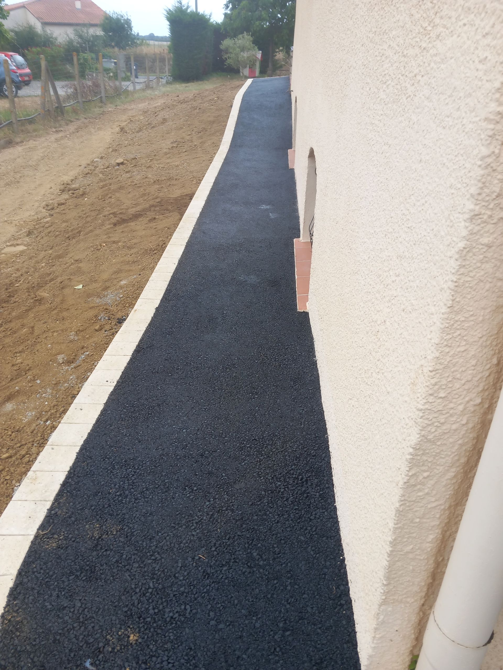 Contour de maison en enrobé