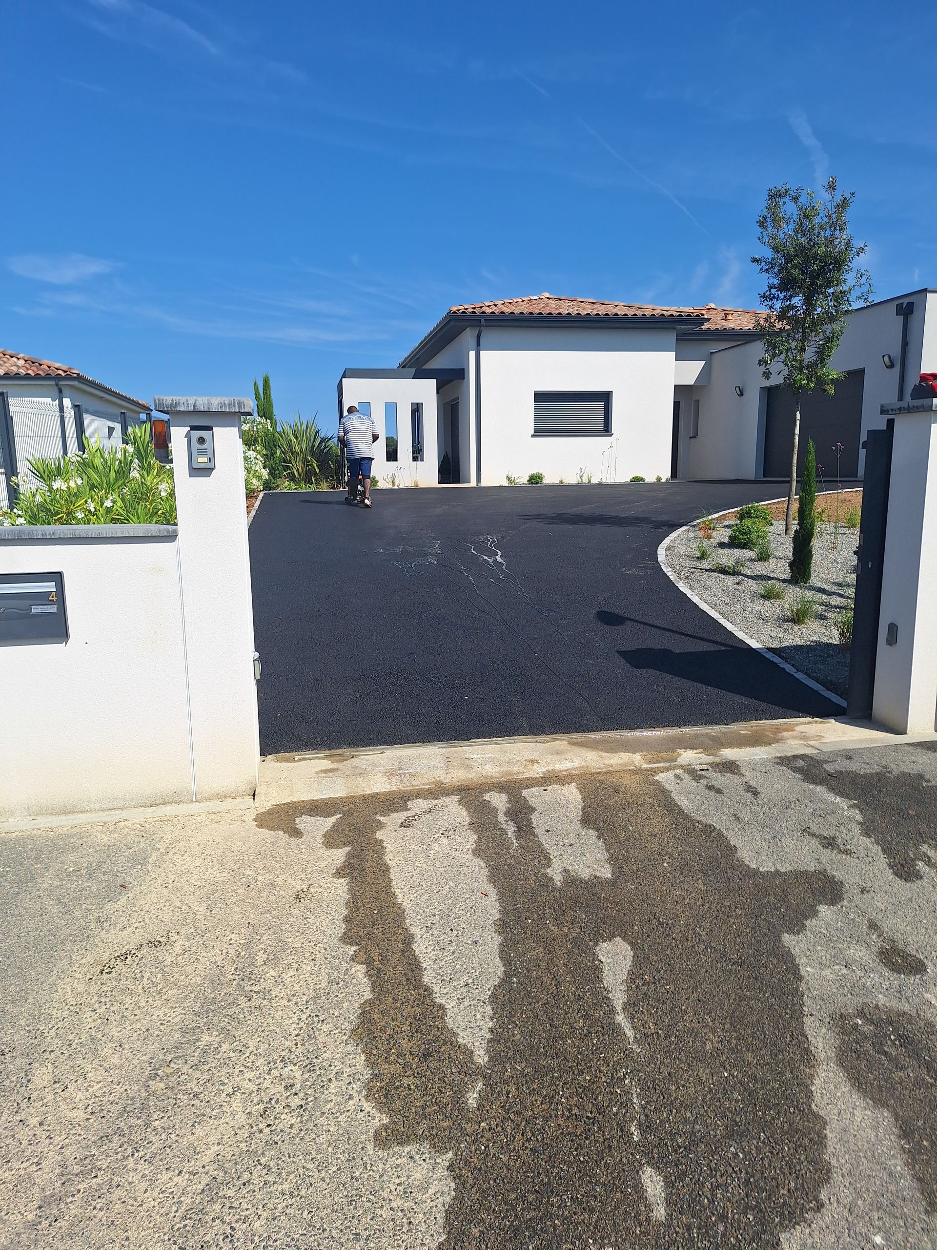 Allée de garage avec un enrobé noir