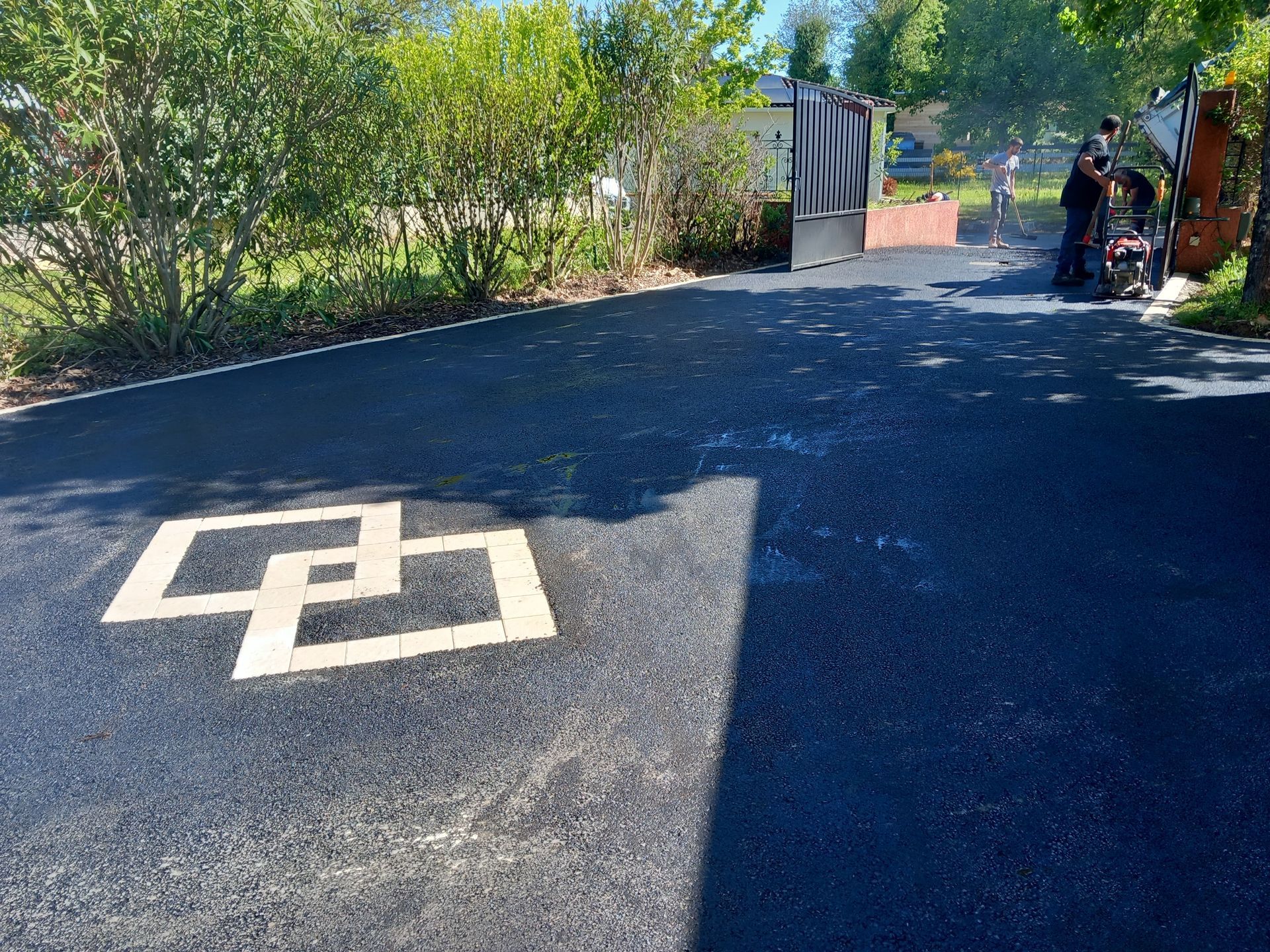 Enrobés décoratifs dans une allée de garage